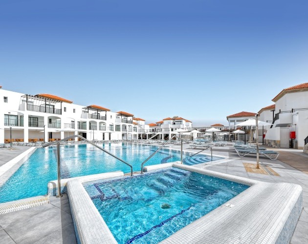 Outdoor pools and jacuzzi at Broncemar Beach Suites, the perfect place to relax and enjoy the sun in our all inclusive hotel in