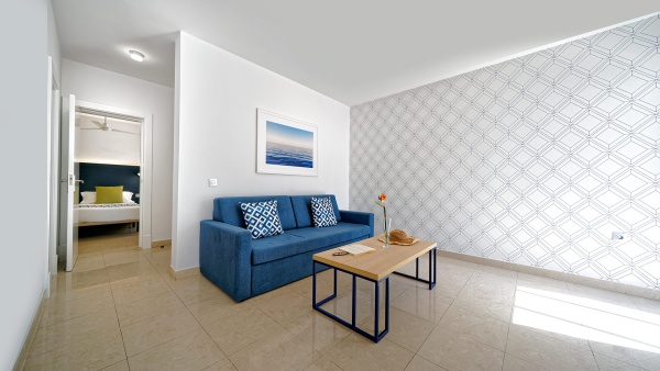 Deluxe Suite at Broncemar Beach Suites, a spacious room of 48,70 m² with private terrace, living room and equipped kitchen, ideal for a luxury stay in