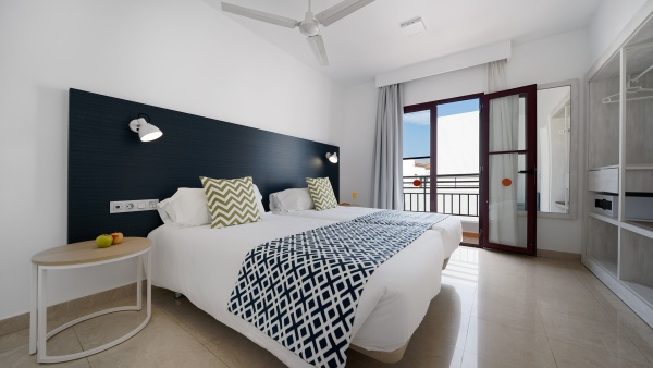 Suite Deluxe Top Floor at Broncemar Beach Suites, with balcony or terrace and panoramic views in Fuerteventura. Room of 48.70 m² with all the ameniti