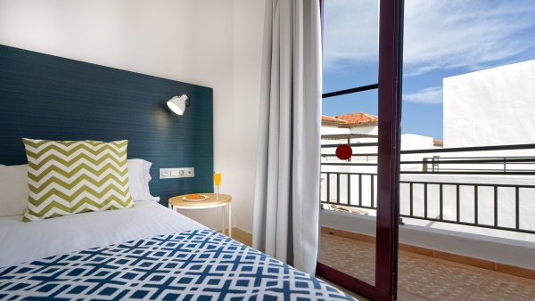 Deluxe Superior Suite at Broncemar Beach Suites, located on the top floor with private terrace, hammocks and outdoor furniture, ideal to enjoy the cli