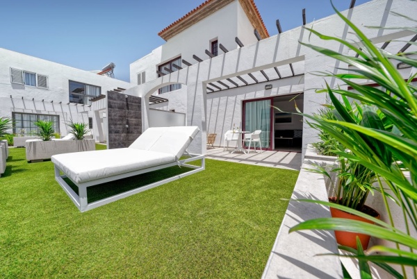 Junior Suite in Broncemar Beach Suites, with large terrace, Balinese bed and outdoor shower, ideal for a luxurious and relaxing stay in Fuerteventura.