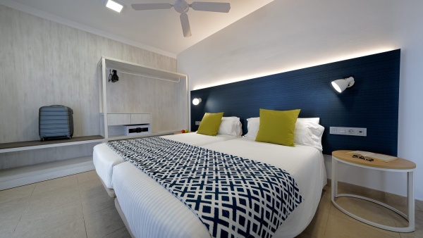 Family Suite at Broncemar Beach Suites, a spacious accommodation of 63 m² with two bedrooms, living room with sofa bed and private terrace, ideal for