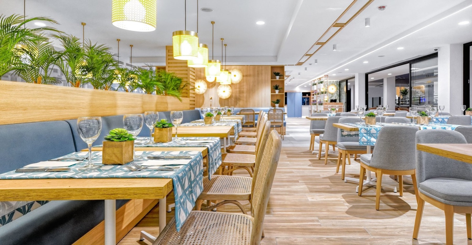 Buffet restaurant at Broncemar Beach Suites Hotel, offering varied gastronomy and international cuisine in an elegant setting.