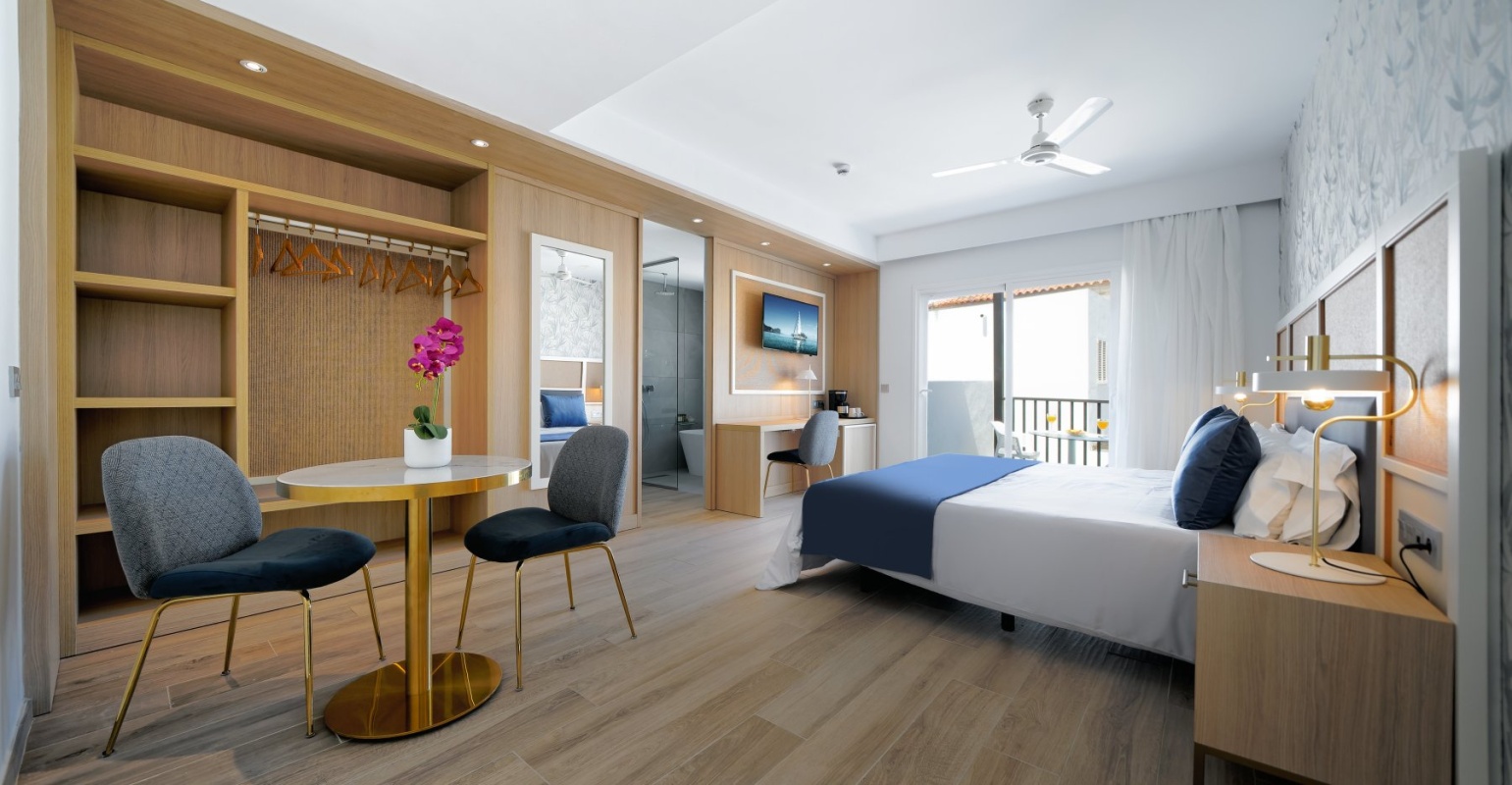 Modern and spacious room at Broncemar Beach Suites Hotel, with private terrace and all the amenities for a luxurious stay.