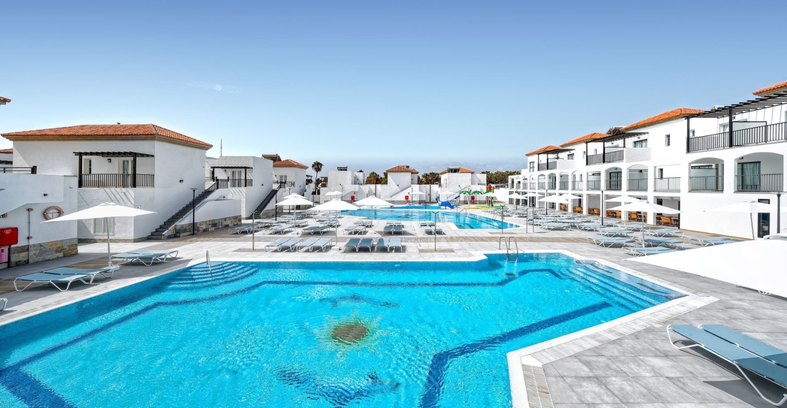 Outdoor pools of Broncemar Beach Suites Hotel in Fuerteventura, with sun loungers, umbrellas and a relaxing atmosphere to enjoy